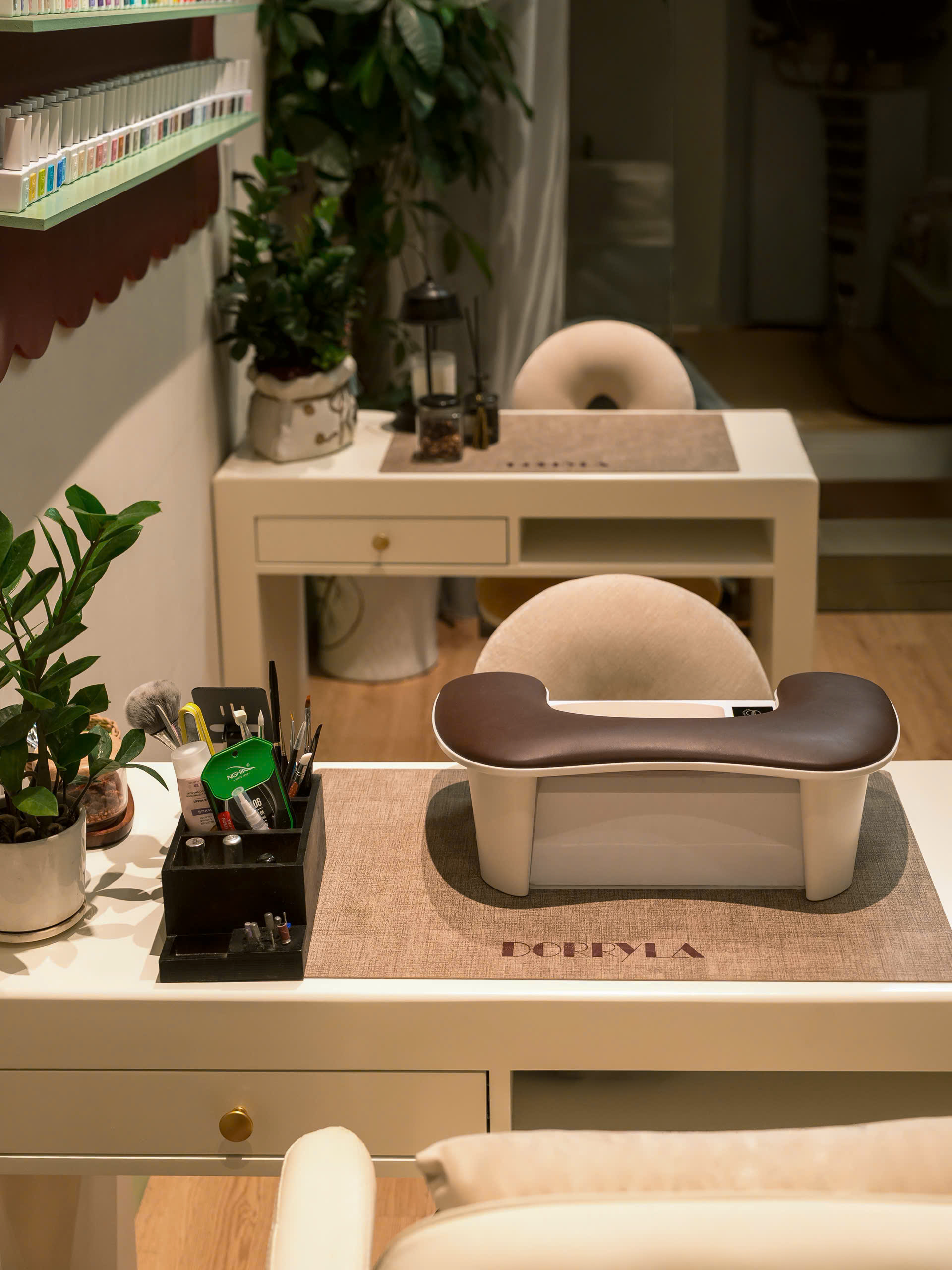 Hai bàn làm móng tại Cherri Beauty Room