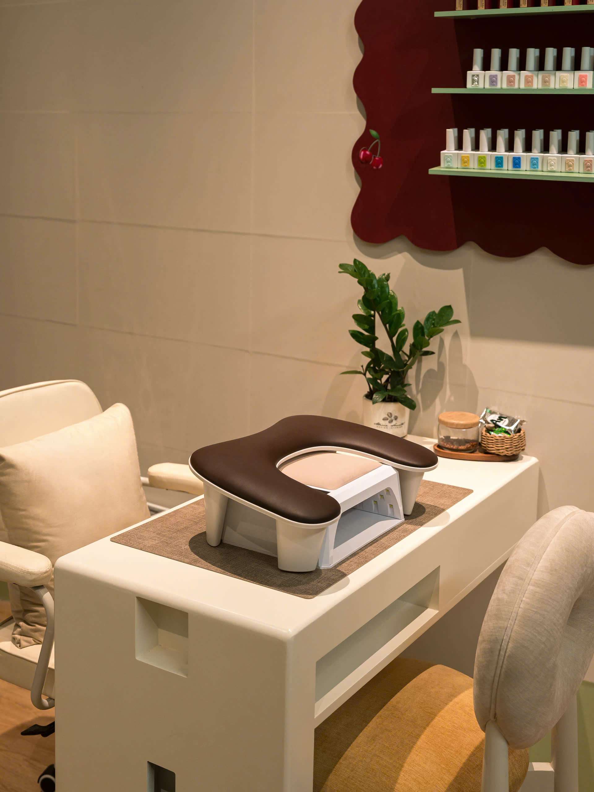 Bàn làm móng riêng tại Cherri Beauty Room