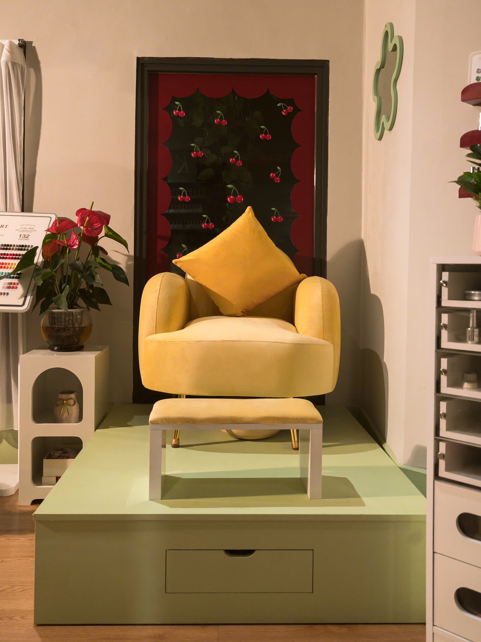Ghế chăm sóc chân màu vàng tại Cherri Beauty Room