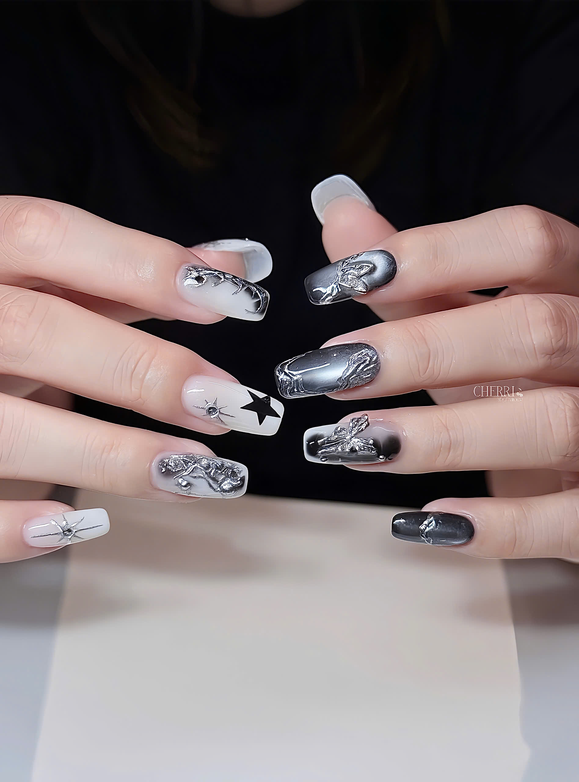 Mẫu nail bạc chrome đen trắng tại Cherri Beauty Room